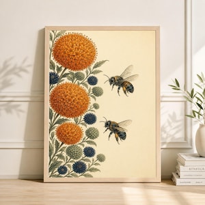 Op de afbeelding: Een ingelijste botanische print met oranje, blauwe en groene bloemelementen en twee gedetailleerde bijenillustraties. Het kunstwerk heeft een vintage esthetiek, met een lichtbeige achtergrond en een natuurlijke houten lijst.