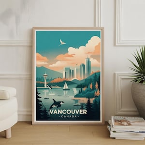 Könnte beinhalten: Ein gerahmter Kunstdruck mit einer stilisierten Illustration von Vancouver, Kanada. Das Kunstwerk zeigt die Skyline der Stadt, Berge und Wasser mit Orcas, Segelbooten und der Space Needle. Die Farbpalette umfasst Türkis, Orange und Grün.