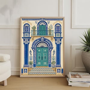 Könnte beinhalten: Gerahmter Kunstdruck mit einer detaillierten Illustration einer Fassade im mediterranen Stil. Das Kunstwerk zeigt eine türkisblaue Tür, blaue Säulen und einen Balkon mit Topfpflanzen. Die Farbpalette umfasst Blau-, Türkis- und Beigetöne.