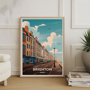 Könnte beinhalten: Gerahmter Kunstdruck mit einer stilisierten Illustration von Brighton, Sussex. Das Kunstwerk zeigt eine Straßenszene mit Gebäuden, einer Straße und dem Text "BRIGHTON - SUSSEX". Die Farbpalette umfasst Blau-, Braun- und Weißtöne.