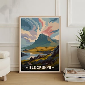 Könnte beinhalten: Gerahmter Kunstdruck mit einer stilisierten Landschaft der Isle of Skye. Das Kunstwerk zeigt einen Berg, einen See und einen farbenfrohen Himmel in Blau-, Grün-, Gelb- und Rosatönen. Der Text "- ISLE OF SKYE -" befindet sich unten.