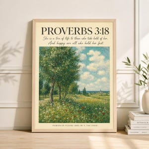 Op de afbeelding: Een ingelijste print met een landschapsschilderij van V. Van Gogh, getiteld "Poirier en Fleurs (1885)". Het kunstwerk toont een veld met bloemen en bomen onder een blauwe lucht met witte wolken. De print bevat het bijbelvers Spreuken 3:18.
