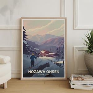 Puede incluir: Lámina artística enmarcada que representa un paisaje invernal con un esquiador, montañas nevadas y un edificio tradicional japonés. Incluye el texto "NOZAWA ONSEN - NAGANO, JAPAN -" en letras blancas.