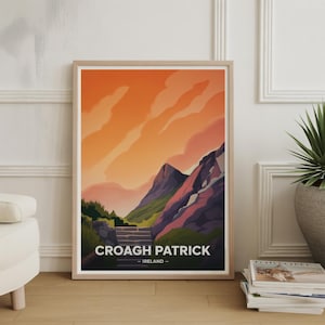Könnte beinhalten: Gerahmter Kunstdruck mit einer stilisierten Landschaft von Croagh Patrick in Irland. Das Kunstwerk zeigt einen Berg mit einem aufwärts führenden Pfad unter einem orange-rosa Himmel. Der Text "CROAGH PATRICK - IRELAND" befindet sich unten.
