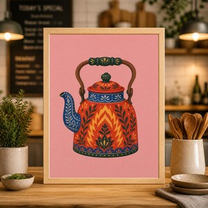 Può includere: Stampa artistica incorniciata con un'illustrazione di teiera decorativa. La teiera è principalmente rossa con motivi floreali blu e gialli. Ha un manico marrone e un beccuccio blu, su sfondo rosa.