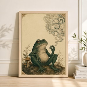 Può includere: Una stampa artistica incorniciata con una rana rilassata, raffigurata in tonalità di verde e beige, che fuma una sigaretta. La rana è seduta su un piccolo cumulo con funghi ed erba, con fumo che si arriccia sopra. La cornice ha un bordo decorativo.