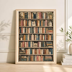 Puede incluir: Una impresión enmarcada de una estantería detallada llena de varios libros en tonos azules, rojos y marrones. La obra de arte incluye un pequeño globo terráqueo, plantas en macetas y objetos decorativos, creando una estética de biblioteca vintage. El marco es de madera clara.