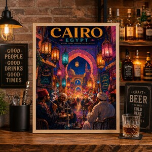 Könnte beinhalten: Ein gerahmter Kunstdruck von Kairo, Ägypten, mit einer lebhaften Straßenszene mit bunten Laternen, Bögen und Menschen, die Wasserpfeife rauchen. Der Druck hat den Text "CAIRO EGYPT" und "WHERE EVERY CORNER TELLS A STORY".