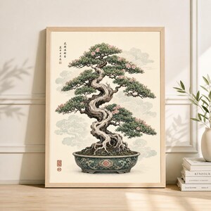 Puede incluir: Una impresión enmarcada de un bonsái. El árbol tiene un tronco retorcido y follaje verde con flores rosas. Está plantado en una maceta decorativa de color verde azulado con un diseño floral. El fondo es de color beige claro con formas de nubes.