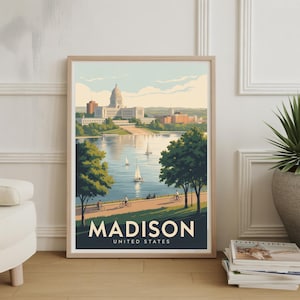 Puede incluir: Impresión artística enmarcada que muestra una vista de Madison, Wisconsin, con el Capitolio del Estado, veleros en el lago y ciclistas. La impresión tiene un estilo de cartel de viaje vintage con el texto "MADISON UNITED STATES".