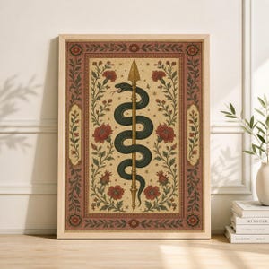 Könnte beinhalten: Gerahmter Kunstdruck mit einer stilisierten Illustration. Eine dunkelgrüne Schlange windet sich um einen goldenen Speer, vor einem beigefarbenen Hintergrund mit roten Blumen- und grünen Ranken-Akzenten. Der Rahmen hat eine helle Holzfarbe.