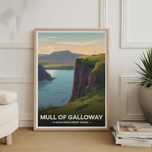 Può includere: Una stampa artistica incorniciata raffigurante il Mull of Galloway in Scozia. L'opera d'arte mostra una scogliera costiera con erba verde, uno specchio d'acqua e montagne sotto un cielo al tramonto. Il testo in basso recita "MULL OF GALLOWAY - S SCOTLAND'S GREAT TRAILS -"