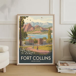Può includere: Una stampa artistica incorniciata con una vista panoramica di Fort Collins, Colorado. L'opera raffigura un paesaggio con montagne, un lago ed edifici. Il testo "FORT COLLINS UNITED STATES" è visualizzato nella parte inferiore della stampa.