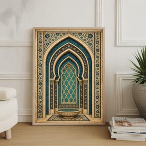 Könnte beinhalten: Gerahmter Kunstdruck mit einem kunstvollen türkis-goldenen Torbogen-Design. Das Kunstwerk zeigt detaillierte florale und geometrische Muster vor einem beigefarbenen Hintergrund. Am Fuß des Torbogens befindet sich ein kleines, dekoratives Becken.