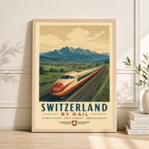Może przedstawiać: Oprawiony plakat podróżniczy w stylu vintage dla Szwajcarii koleją. Plakat przedstawia czerwono-biały pociąg na torach, na tle zielonych pól i gór. Zawiera tekst "Switzerland by Rail" i flagę Szwajcarii.