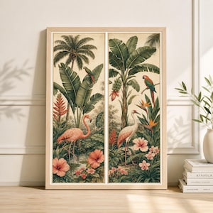 Könnte beinhalten: Ein gerahmter Druck, der eine tropische Szene mit einem Flamingo, einem weißen Vogel und Papageien inmitten üppigen Blattwerks und Blumen zeigt. Das Kunstwerk hat eine Vintage-Ästhetik mit einem hellen Holzrahmen.