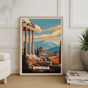 Puede incluir: Lámina artística enmarcada que presenta una ilustración estilizada de Éfeso, Turquía. La obra muestra ruinas antiguas con columnas altas, un edificio con cúpula y una cordillera bajo un cielo azul con nubes naranjas. La palabra "EPHESUS" se muestra en texto blanco.