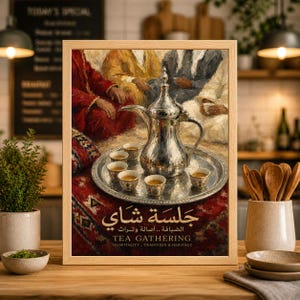 Puede incluir: Una impresión enmarcada que representa una escena de reunión de té. Una tetera y tazas plateadas están sobre una bandeja plateada. La imagen incluye texto en árabe e inglés: "Tea Gathering, Hospitality, Tradition & Heritage."