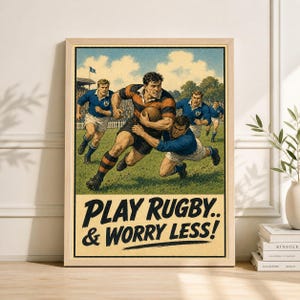 Könnte beinhalten: Gerahmtes Rugby-Poster im Vintage-Stil. Die Illustration zeigt einen Rugby-Spieler in einem orange-schwarz gestreiften Trikot, der mit dem Ball läuft und von einem Spieler in Blau getackelt wird. Der Text lautet "PLAY RUGBY.. & WORRY LESS!"