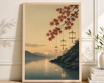 Könnte beinhalten: Gerahmter Kunstdruck, der eine ruhige japanische Landschaft darstellt. Das Kunstwerk zeigt einen Sonnenuntergang über einem ruhigen See, mit einem Ast roter Ahornblätter und hängenden Laternen. Die Farbpalette umfasst warme Orange-, Blau- und Grüntöne und erzeugt eine ruhige Szene.