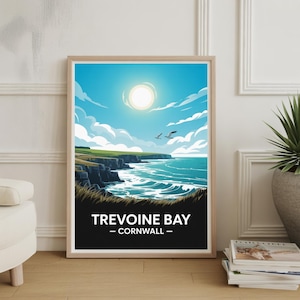 Puede incluir: Una impresión artística enmarcada que representa Trevoine Bay, Cornualles. La obra de arte representa una escena costera soleada con un cielo azul brillante, nubes blancas y agua turquesa. La impresión incluye el texto "Trevoine Bay - Cornwall" en letras blancas sobre un fondo negro.