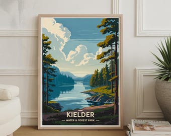 Op de afbeelding: Een ingelijste kunstprint met een schilderachtig landschap van Kielder Water & Forest Park. Het kunstwerk toont een serene meer omgeven door weelderige groene bomen en bergen onder een blauwe hemel met pluizige witte wolken. De print bevat de tekst "KIELDER - WATER & FOREST PARK".