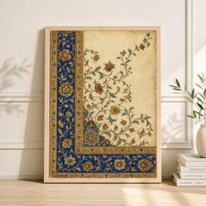 Könnte beinhalten: Gerahmter Kunstdruck mit detailliertem Blumendesign und blauem Rand. Das Kunstwerk zeigt einen cremefarbenen Hintergrund mit komplizierten Mustern in Blau, Gold und Rot. Der Druck befindet sich in einem hellen Holzrahmen. Maße in Zentimetern.