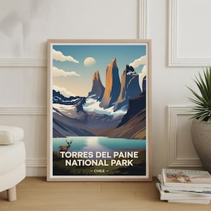 Può includere: Una stampa artistica incorniciata con un paesaggio stilizzato del Parco Nazionale Torres del Paine in Cile. L'opera raffigura imponenti vette montuose, un lago sereno e una silhouette di cervo, con il nome del parco e il paese in basso.