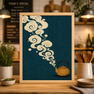 Può includere: Una stampa artistica incorniciata con un'illustrazione stilizzata di una teiera dorata con vapore che sale a forma di nuvole color crema su uno sfondo blu scuro.