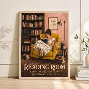 Może przedstawiać: Oprawiony wydruk zatytułowany "Reading Room" przedstawia kobietę czytającą w żółtym fotelu. Obraz zawiera półki na książki, mały stolik i tekst "Between the pages of a book is a lovely place to be". Wydruk ma estetykę vintage.