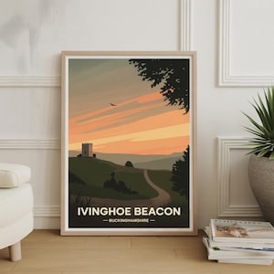 Puede incluir: Impresión artística enmarcada que presenta un paisaje escénico con una torre en una colina bajo un cielo al atardecer. La impresión incluye el texto "IVINGHOE BEACON - BUCKINGHAMSHIRE". La obra de arte se exhibe en interiores.