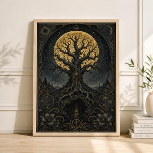 Könnte beinhalten: Ein gerahmter Kunstdruck mit einer detaillierten Illustration eines Baumes mit einer großen goldenen Kugel dahinter. Die Äste und Wurzeln des Baumes sind aufwendig gezeichnet, vor einem dunklen, sternenübersäten Hintergrund. Das Kunstwerk hat ein mystisches und Fantasy-Thema.