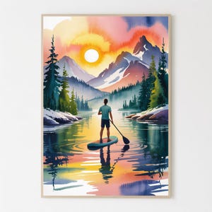 Puede incluir: Pintura a la acuarela de una persona practicando paddle surf en un lago al atardecer. La obra presenta un cielo vibrante con un sol brillante, montañas y reflejos en el agua. La persona lleva una camiseta azul y pantalones cortos negros.