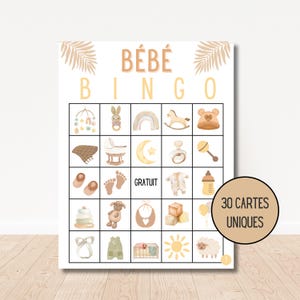Pode incluir: Um cartão de bingo para chá de bebé em tons de bege e branco. O cartão apresenta ilustrações de artigos para bebés, como um berço, uma chocalho e um biberão. O texto "BÉBÉ BINGO" está no topo.