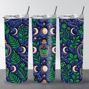 Puede incluir: Un vaso cilíndrico de acero inoxidable con tapa y pajita, que presenta un fondo azul oscuro con un patrón de hojas verdes, flores, lunas crecientes, estrellas, constelaciones y pequeñas botellas de vidrio llenas de líquido verde.