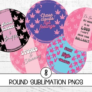 Paquete de posavasos redondos para sublimación en formato PNG. Diseño de posavasos para sublimación con temática de chica fumeta. Descarga digital de posavasos con diseño de hoja de marihuana en formato PNG.