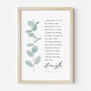 Könnte beinhalten: Ein Aquarelldruck mit einem Zitat über Stärke und Zufriedenheit. Das Zitat lautet: "Ich weiß, was es heißt, in Not zu sein, und ich weiß, was es heißt, im Überfluss zu leben. Ich habe das Geheimnis gelernt, in jeder Situation zufrieden zu sein, ob ich satt bin oder hungrig, ob ich im Überfluss lebe oder in Not. Ich kann alles durch den tun, der mir Kraft gibt." Das Zitat stammt aus Philipper 4,12-13.
