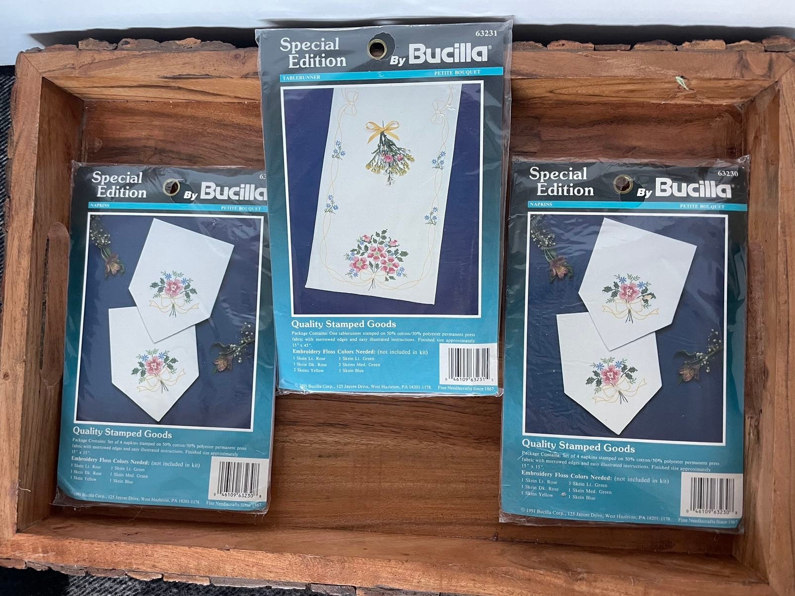 Kit De Broderie Bucilla Special Edition Donna Dewberry 2003 - Set Napperon Et Dessus De Commode - Neuf