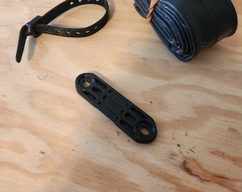 Placa de correa para tubo de bicicleta de perfil bajo fabricada con material reciclado