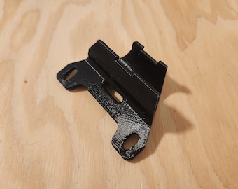 Soporte para bomba de tamaño personalizado, desplazado para encajar debajo del portabotellas, fabricado con material reciclado