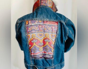 Veste en jean surcyclée pour femme avec ornements P/M