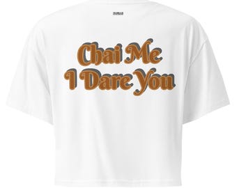 Camiseta corta con taza de té "Chai Me I Dare You" para mujer
