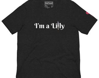 Camiseta inspirada en "Soy un Lilly" de Bienvenido a Derry • Diseño de letra de daga • Manga globo roja • Camiseta para amantes del terror • Camiseta unisex espeluznante