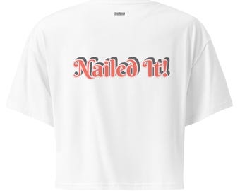 Camiseta corta blanca con diseño de uñas para mujer, ideal como inspiración para manicura, belleza y regalo creativo