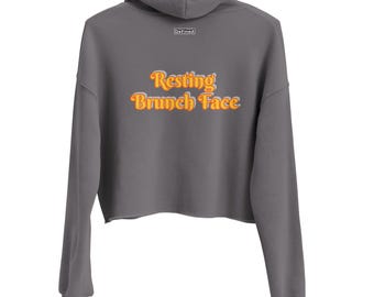 Sudadera corta con cara de brunch en reposo: ropa de estar cómoda para amantes de la comida