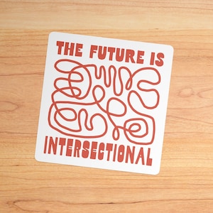 Puede incluir: Pegatina cuadrada blanca con texto rojo y un dibujo de línea roja. El texto dice "The future is intersectional".