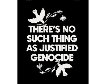Könnte beinhalten: Ein schwarzes rechteckiges Poster mit weißem Text, der THERE'S NO SUCH THING AS JUSTIFIED GENOCIDE lautet. Das Design zeigt zwei weiße Tauben, eine oben und eine unten, die jeweils eine kleine weiße Blume an einem dünnen Stiel halten.
