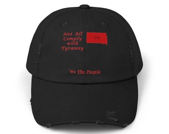 Puede incluir: Gorra de béisbol negra desgastada con texto bordado en rojo que dice "Not All Comply with Tyranny" y "We The People". La gorra también presenta un contorno rojo del estado de Dakota del Sur con la abreviatura "SD" en su interior.