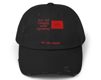 Puede incluir: Gorra de béisbol negra desgastada con texto bordado en rojo que dice "Not All Comply with Tyranny" y "We The People". Un cuadrado rojo con las letras "CO" está bordado en la parte delantera de la gorra.