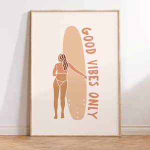Impresión de surf con buenas vibraciones, decoración del hogar, arte de pared para casa de playa, decoración costera de moda, póster de chica surfista, arte de pared playero, descarga digital